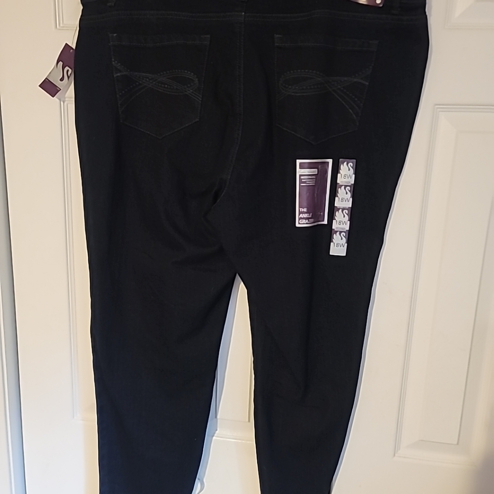 ***DISCOUNTED GLORIA VANDERBILT ASHLEY JEANS SIZE 18W IN DARK MIDNIGHT BLUE